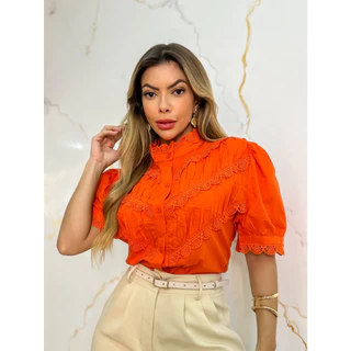 CAMISA FEMININO MANFA CURTA COM BOTÃON E GOLA POUCO ALTO E COM DETALHE B0991