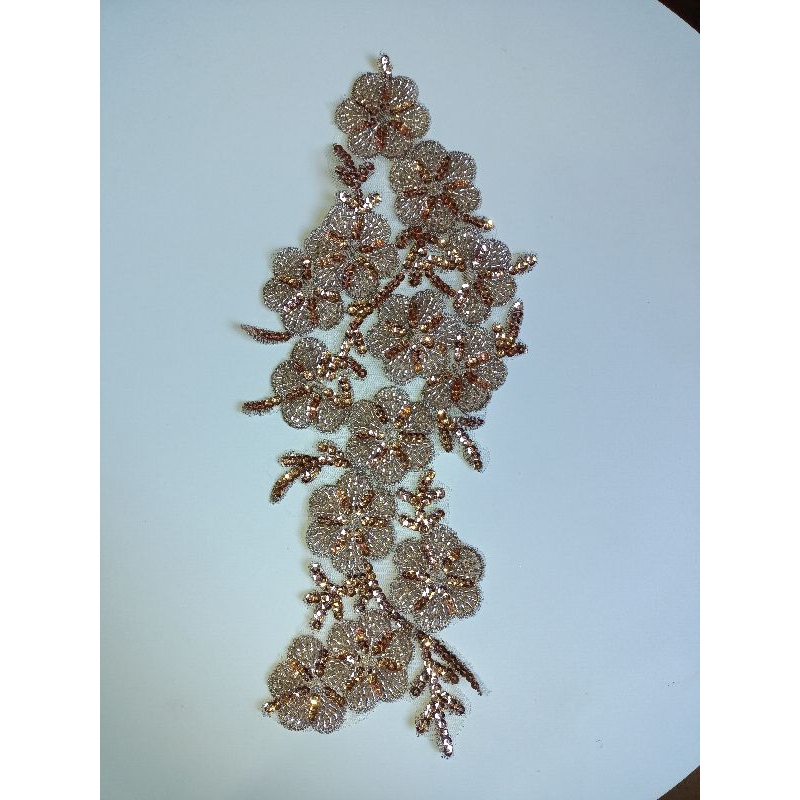 Aplique de renda com miçangas