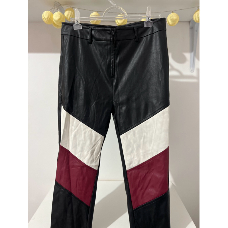 Calça fashion de couro marisa