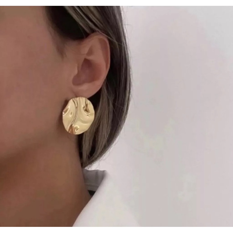 Brinco Redondo Martelado Texturizado Banhado a Ouro 18K