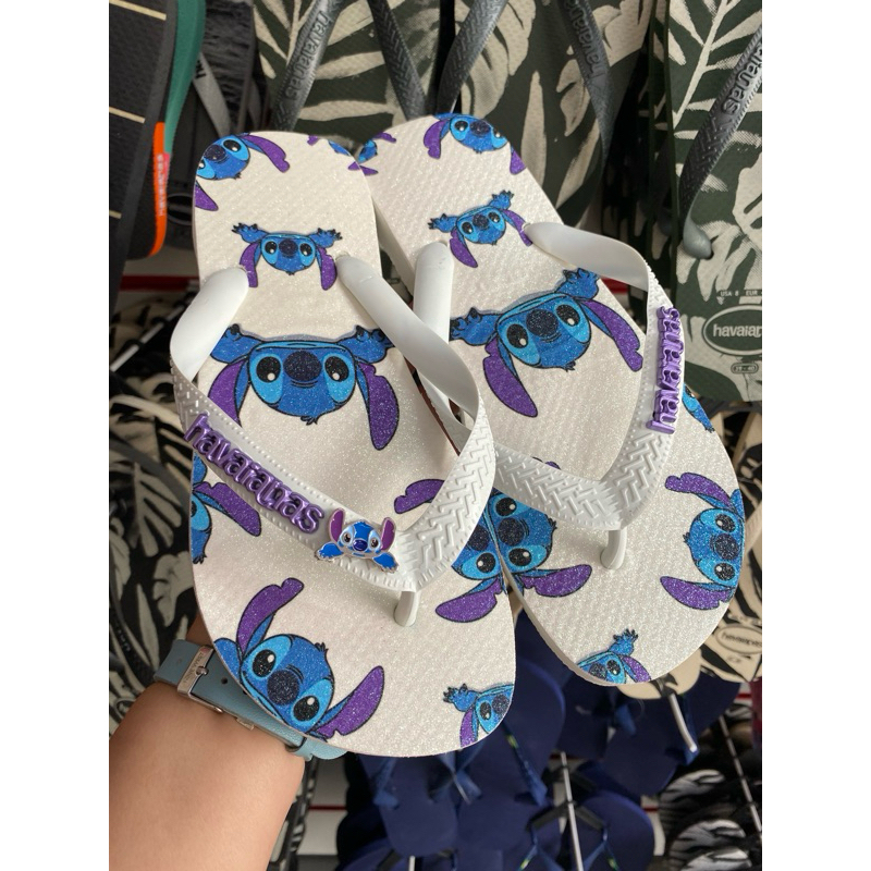 chinelos com pingentes e estampas Lilo e stitch