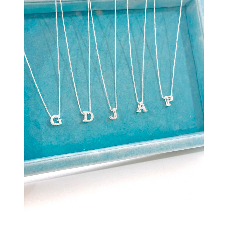 Colar inicial cravejada banhado à prata 925