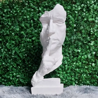Estatueta escultura pensador em sinal de silêncio sabedoria gesso cru 35cm