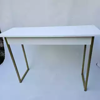APARADOR INDUSTRIAL DOURADO TAMPO BRANCO E PES DE FERRO