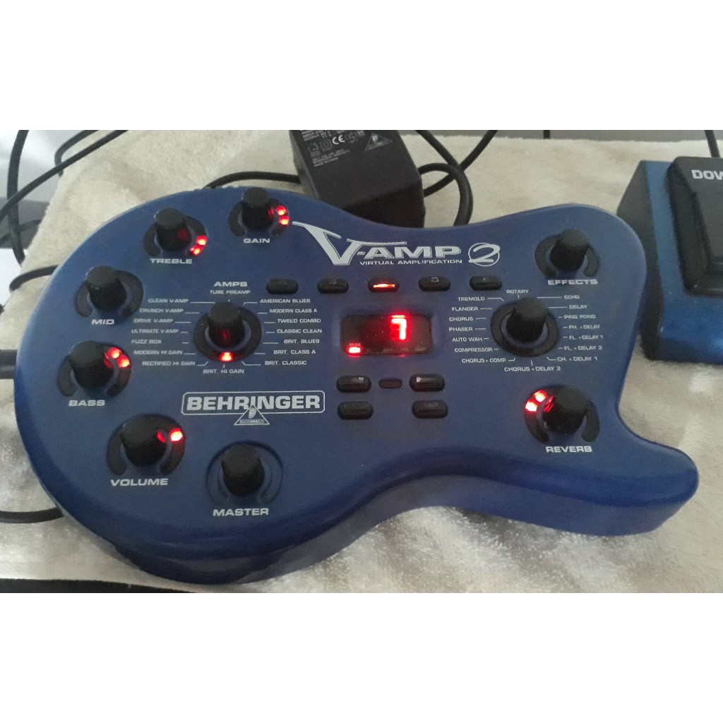 pedal Pedaleira Behringer V-amp 2 p/ guitarra fonte 220v foot