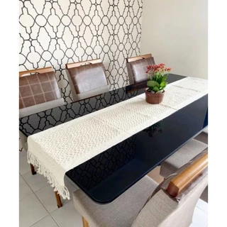 Caminho de mesa com detalhes em crochê