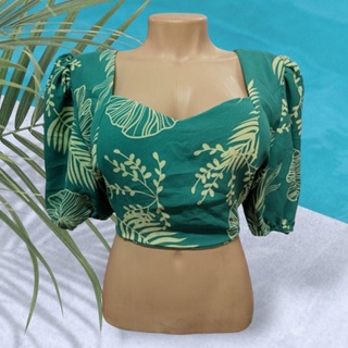 Blusa Cropped Manga Bufantes Estilo Princesa com Detalhes nas Costas e Bojo Estampado e Liso