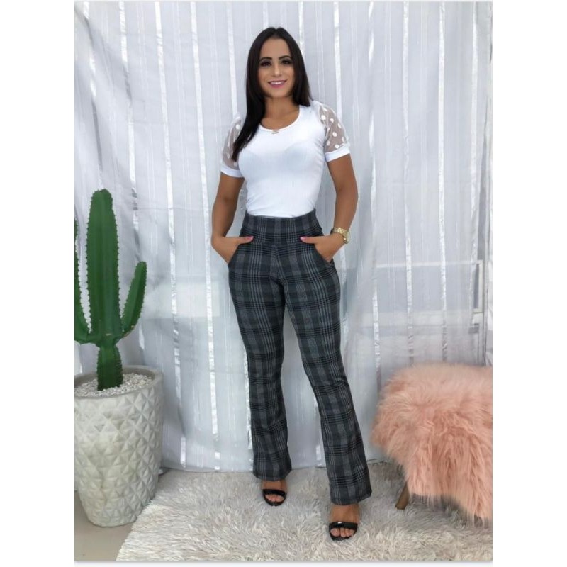 Calça Flare boca larga modelo alfaiataria tecido jacar