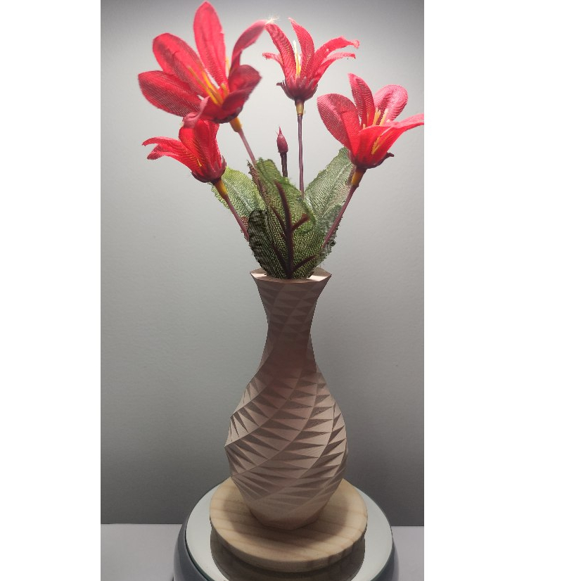 Vaso Low Poly com arranjo de flores vermelhas