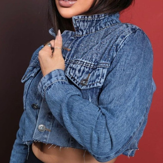 Jaqueta jeans feminina curta cropped com detalhes de brilho barra desfiada