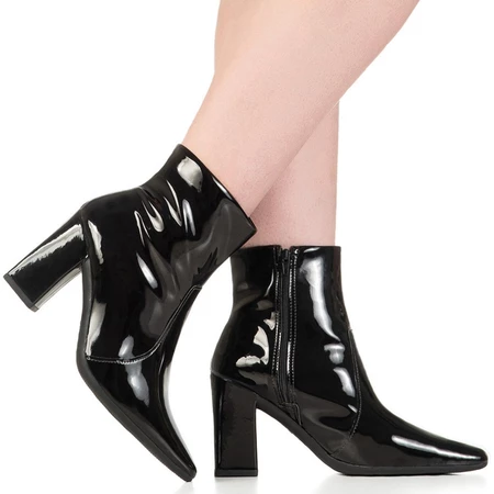 Bota feminina cano curto preta com acabamento em verniz e salto grosso