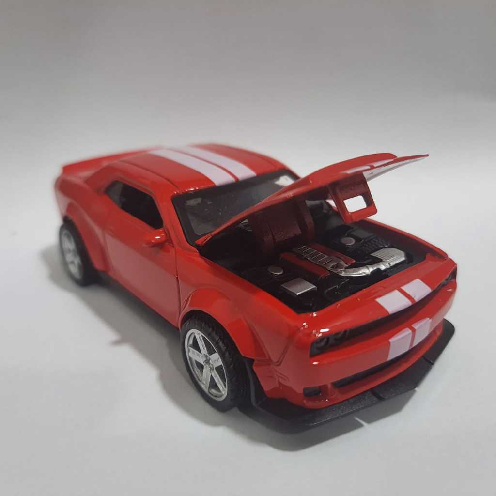 Miniatura Carrinho de ferro Mustang e Dodge Charger e policia abrem capô quando bate