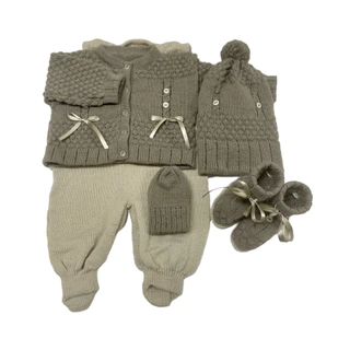 Kit Saída Maternidade Menino em Tricô Artesanal - Marrom Claro/Bege - 5 peças com sapatinho