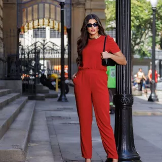 Conjunto Feminino de Calça e Blusa em crepe, a blusa em modelo Princesa Elegante Passeio Moda Feminina Estiloso