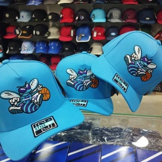 Boné Charlotte Hornets NBA basquete azul bordado aba semi curva com regulagem snapback novo envio imediato