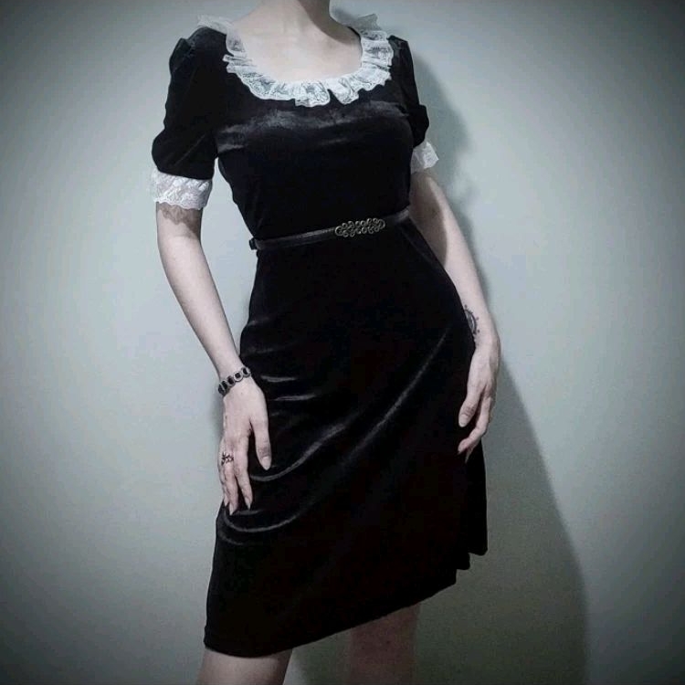 Vestido midi preto de veludo e renda branca c/ manga bufante (Gótico/Vintage)