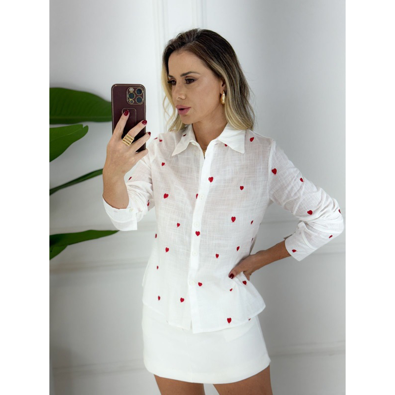 Camisa de linho com coracao bordada