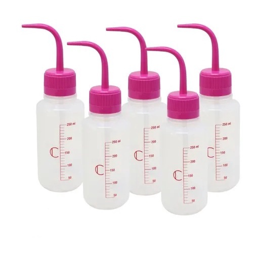 Pisseta Plástica Bico Rosa Graduada Bico Curvado 250ml Reforçada