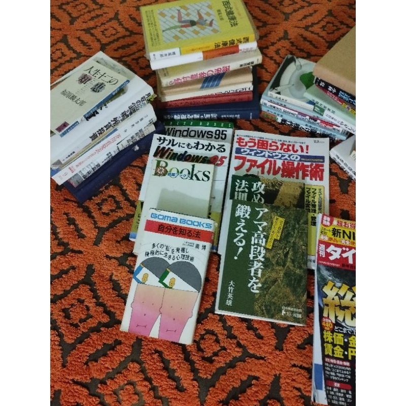 Livros em japonês, feira de livros em japonês, produto importado, usado a maioria sobre economia/negócios/gestão.