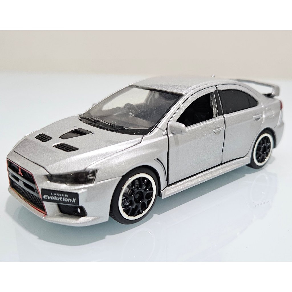 MINIATURA MITSUBISHI LANCER EVOLUTION 1:32 prata