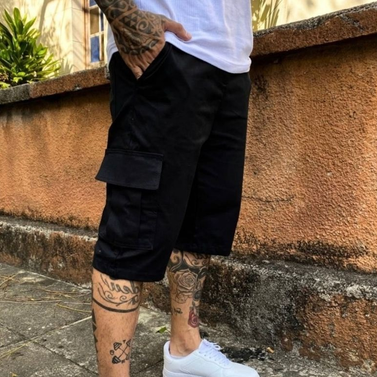 Bermuda Cargo Preta Larga Lisa Short de Skatista com Bolso na Lateral ...