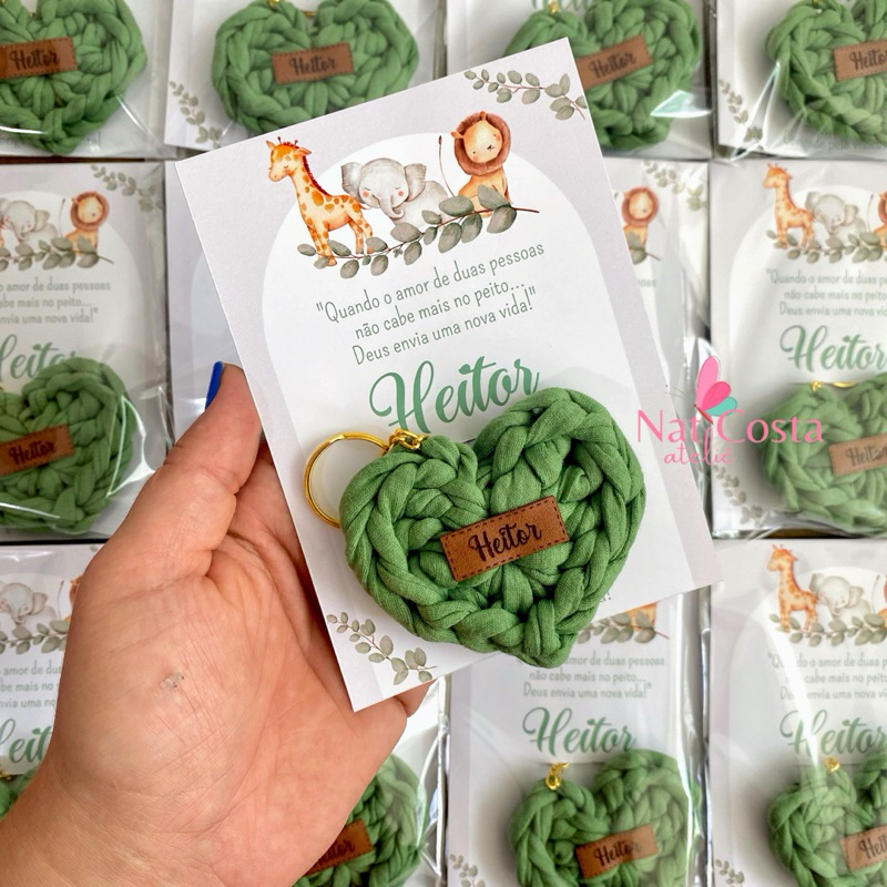 chaveiro fio de malha com nome em couro, lembrancinha maternidade