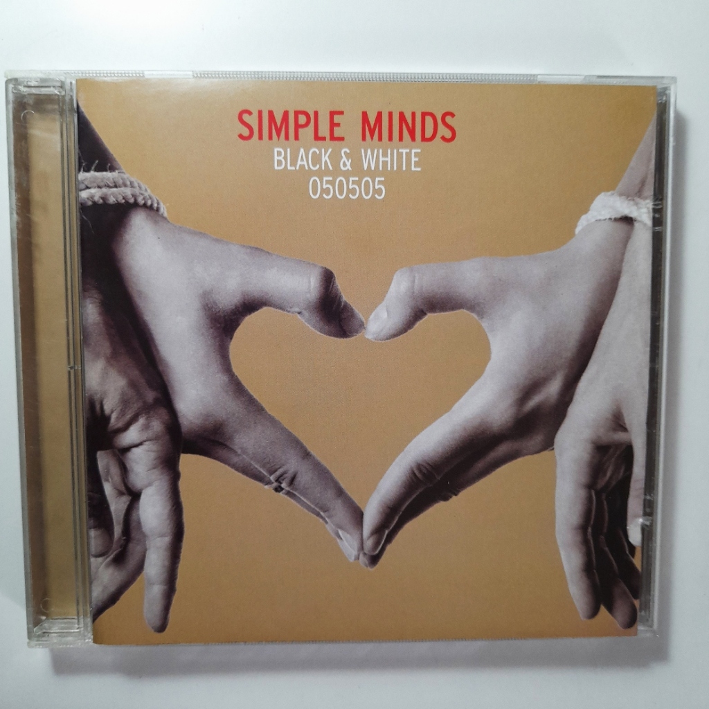 Cd Simple Minds, Black & White. Seminovo, mídia intacta | Shopee Brasil