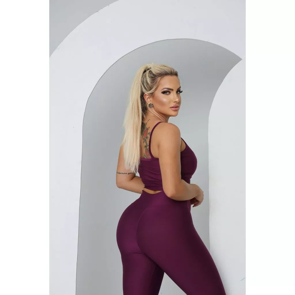 Look completo de treino feminino conjunto preto
