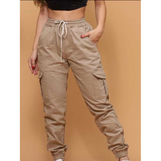 CALÇA CARGO JOGGER FEMININA COM BOLSOS LATERAIS DE BLOGUEIRA