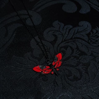 Colar gótico mariposa caveira preta e vermelho moth death dark unissex preto liga de zinco esmaltada
