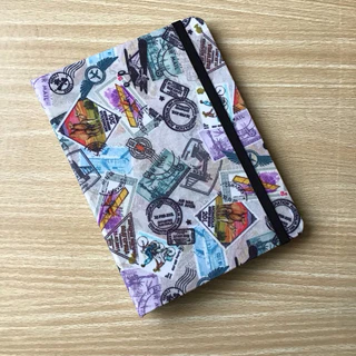 Capa para Kindle Diversos Aparelhos - 7ª, 8ª, 10ª e 11ª geração Básico ou Paperwhite, Signature Edition Case Artesanal Estampa de Viagem Correio Selo Carimbo Fundo Cinza