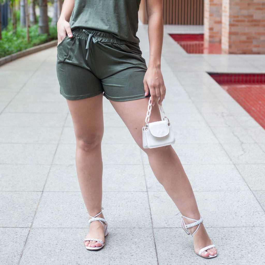 SHORT SUEDE COM ELASTANO SHORT COM BOLSO CINTURA MÉDIA | Shopee Brasil