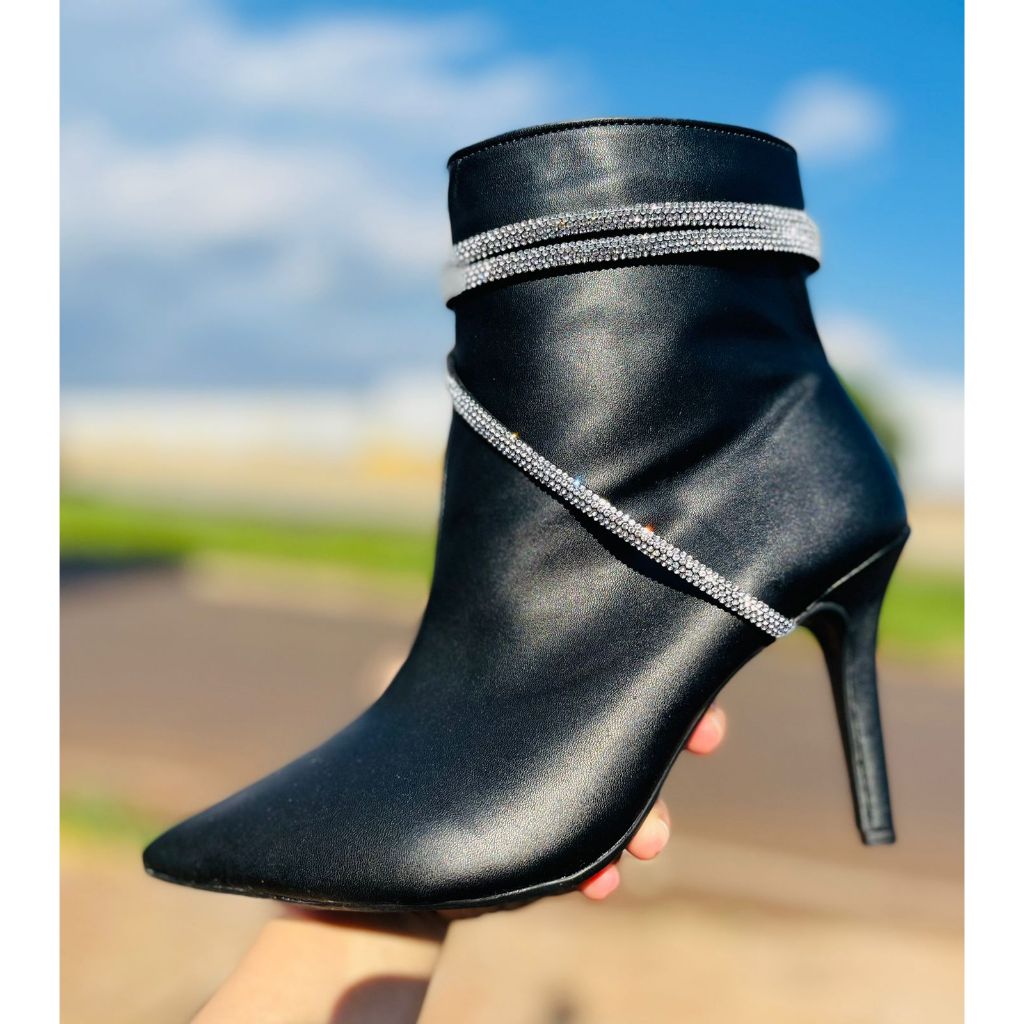 Bota preta feminina zíper cano baixo salto fino strass