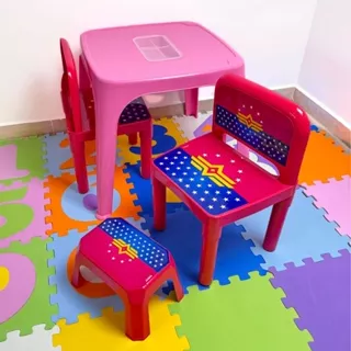 Mesa Infantil De Plástico Com Porta Lápis  Com Cadeira e Banqueta Estampada
