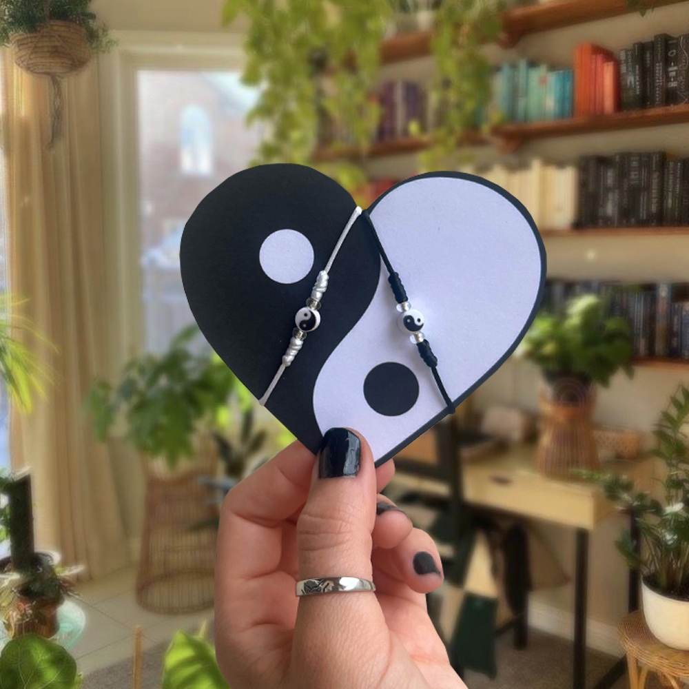 Par De Pulseiras Yin Yang Coração Casal Amizade BFF Metadinha Distância Equilíbrio Amor Presente Preto e Branco