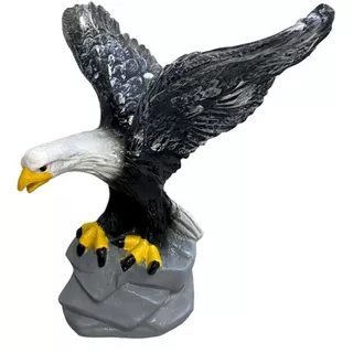 Gavião De Resina Asa Aberta Espanta Pombo Preto Águia no tronco
