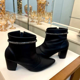 Bota Feminina Bico Fino Salto Grosso Cano Curto Confortavel Estilosa Detalhe Strass