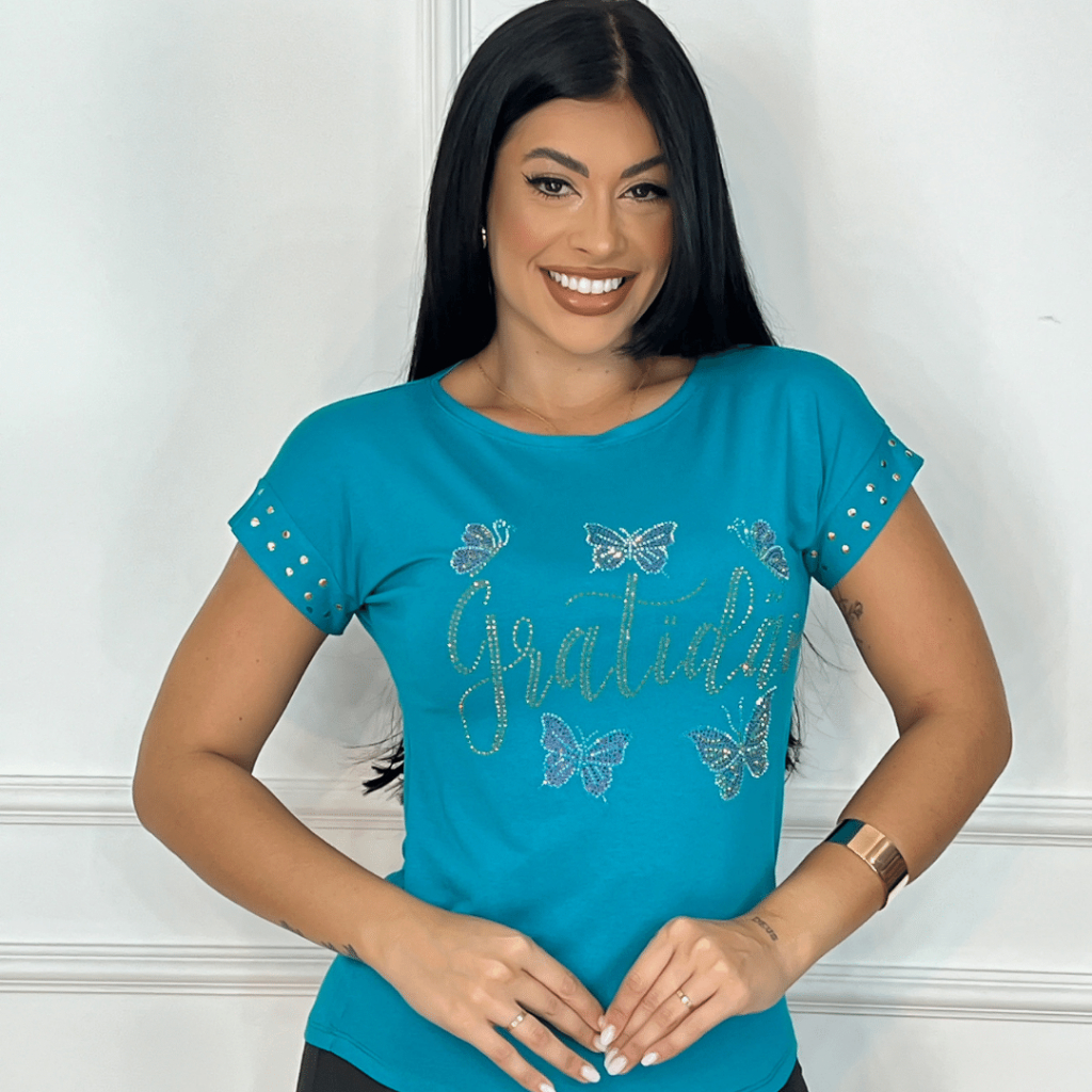 T-shirt Blusa Moda Evangélica Com Frase na Pedraria Gratidão com Borboletas Toda na Viscolycra Soltinha.