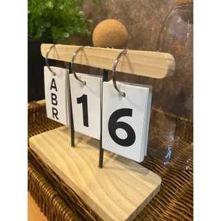 Calendário de Mesa Decorativo em Madeira