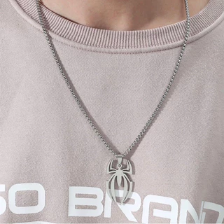 Colar com pingente de aranha