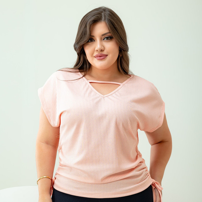 Blusa feminina plus size com manga curta e com canaleta lateral