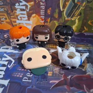 Brinquedo Kinder Joy Harry Potter Funko Hermione Granger Rony Weasley Edwiges Draco Malfoy Castelo Hogwarts