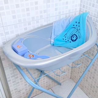 Conjunto Hora Do Banho: Banheira 22 Litros, Suporte Para Banheira,Toalha Felpuda Dupla Com Touca, Pente, Escova e Saboneteira