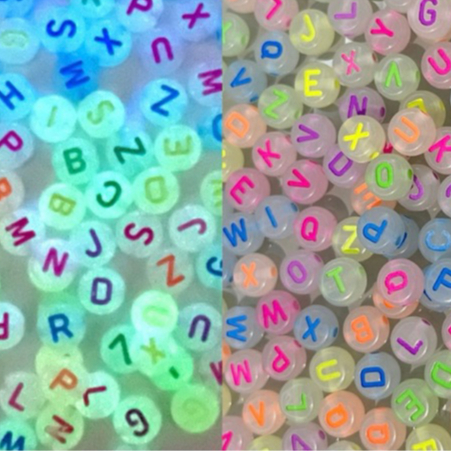 Miçanga Neon BRILHA NO ESCURO aprox 1000 unidades letras do alfabeto ...