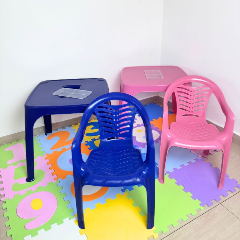 Mesa com Porta Lápis e Poltrona Infantil
