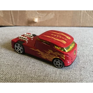 Hot Wheels carro Qombee Kombi vermelho com flamas Primeira edição de 2006 vw