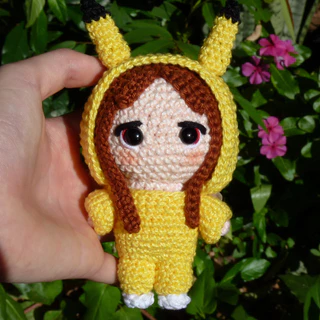 Menina com pijama de Pikachu - Amigurumi crochê