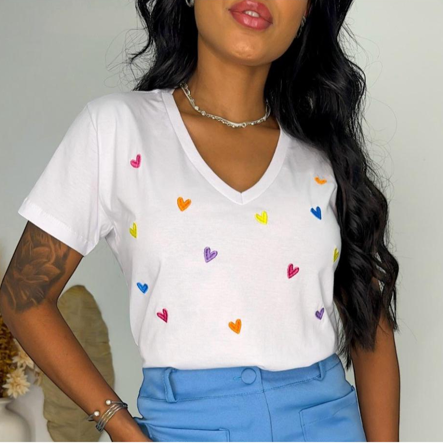 Blusa T-Shirt Feminina Camiseta Basica Algodão Gola V Coração Bordado