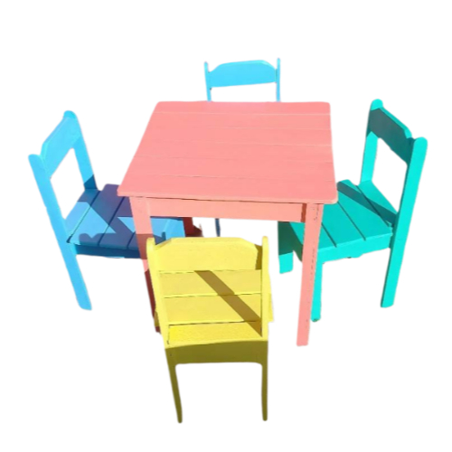 Mesa e 4 cadeiras Infantil de Madeira prontas para Colorir