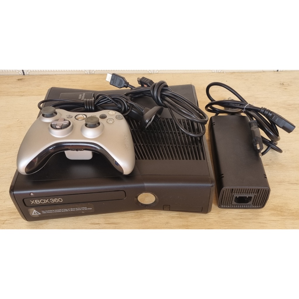 Xbox 360 console outlet with 1 controller